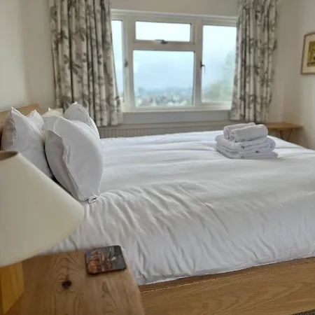 Peaceful Family Retreat Near Gloucester Road Holiday home Bristol