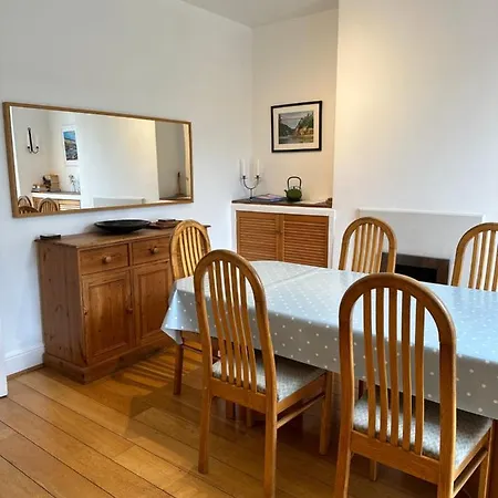 Peaceful Family Retreat Near Gloucester Road בית נופש